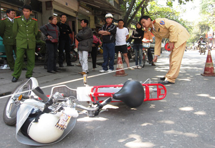 Một vụ tai nạn trên địa bàn thành phố Yên Bái đối tượng là các em học sinh vi phạm Luật ATGT đi dàn hàng ngang trên đường.